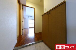玄関も広々