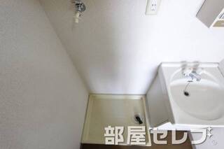 洗濯機置き場はこちらへ。他号室の写真です。