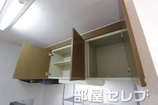 キッチン上部収納。他号室の写真です。