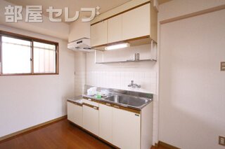 明るいカラーのキッチンです。