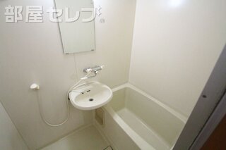 洗面も台の付いている便利なバスルームです。