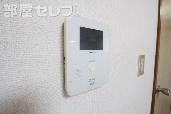 テレビモニターフォン付きで来客者が確認できます。