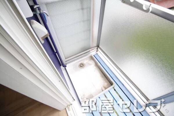 洗濯機置き場はこちらへ。