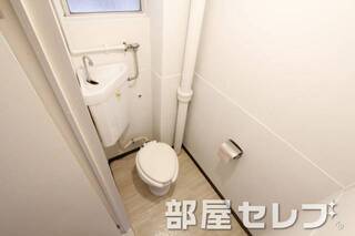 窓付きの清潔感あるトイレです。