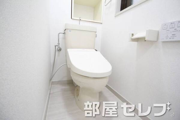 小窓から光が差し込むトイレです。