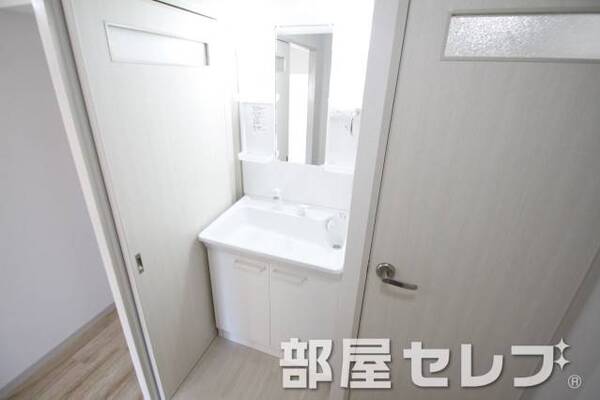 明るい洗面台です。