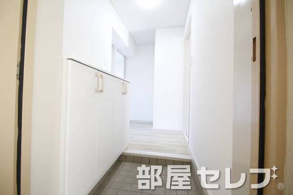 下駄箱付きの広い玄関です。