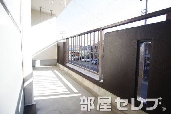 洗濯物がよく乾くベランダです。