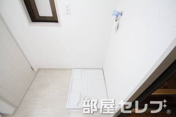 小窓付きの洗濯機置場です。