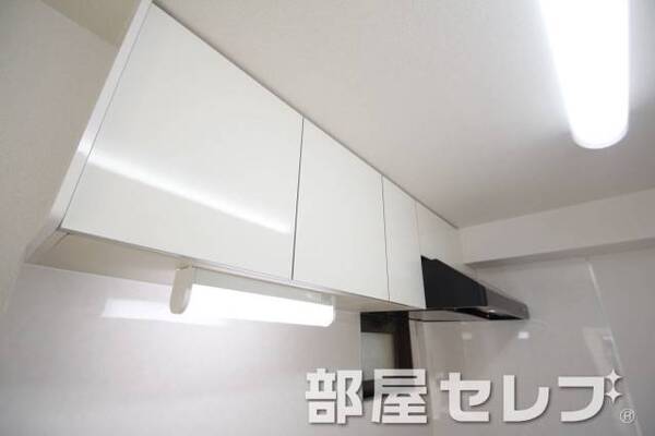 キッチン上部収納。
