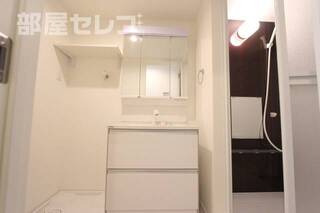 収納棚つきの洗面所です。