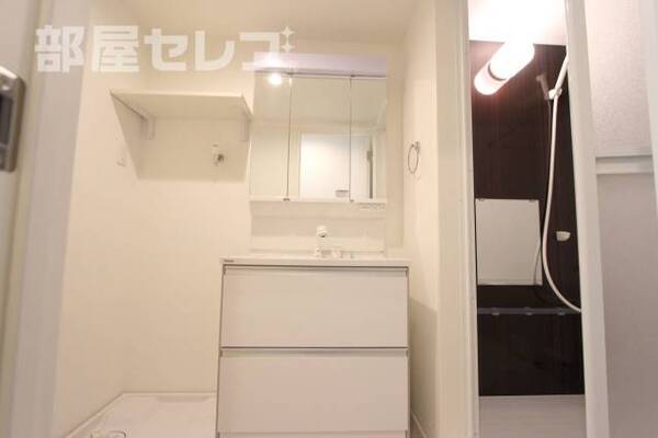 収納棚つきの洗面所です。
