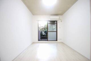 広々したお部屋で生活しやすいですね。208号室の写真です。