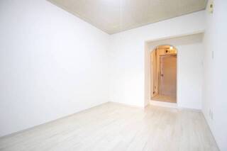 明るいお部屋です。208号室の写真です。