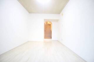 明るいお部屋ですね　208号室の写真です。