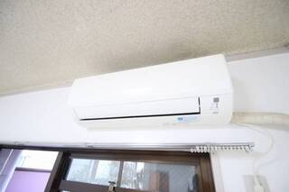 真っ白エアコンです。208号室の写真です。