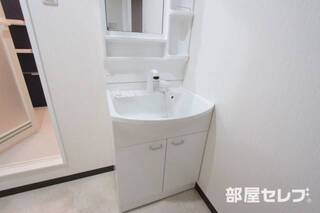洗面台にも収納があります
