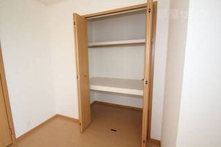 棚付で便利な収納です