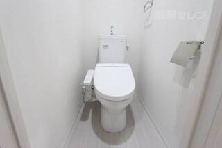 ウォシュレットつきの個室トイレです