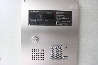 オートロックでセキュリティ高いです。自動ドアも広く開きますよ