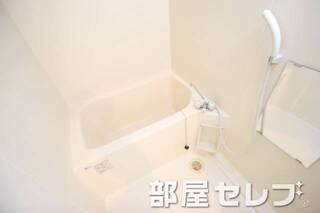 広いバスルームですね。