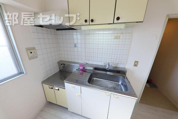 お好みのコンロが置けるキッチンです。