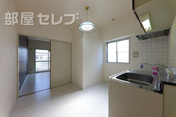 キッチンルームは窓が付いています。
