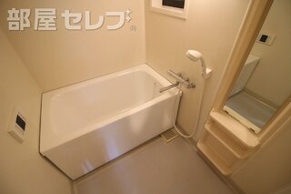 小窓が付いているお風呂場です。