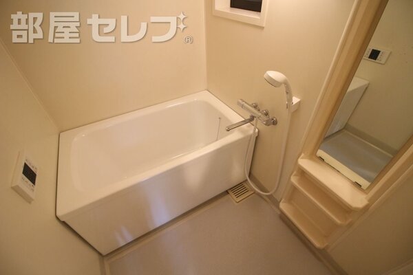 小窓が付いているお風呂場です。