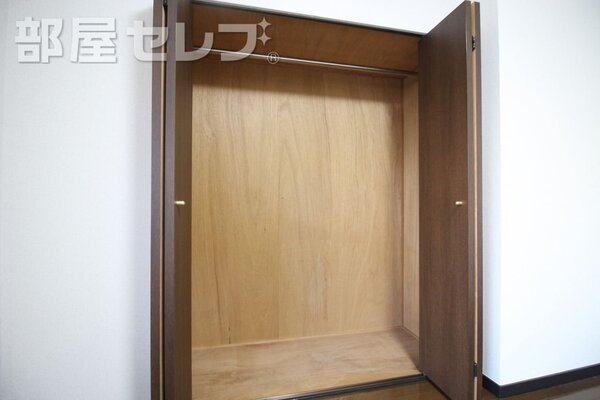 各部屋に収納付いてます。