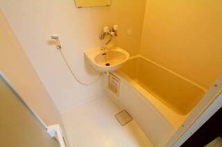 綺麗で清潔感のあるトイレです　モデル写真です。