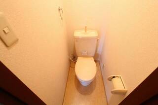 綺麗で清潔感のあるトイレです　モデル写真です。