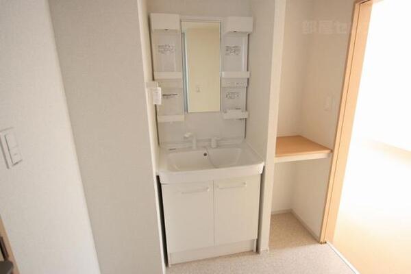 シャンプードレッサーの独立洗面所です。