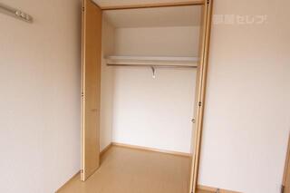 天井まで届いている大きなクローゼットあります。