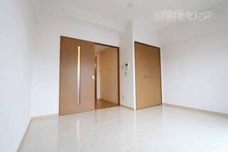 床の白が印象的なお部屋です