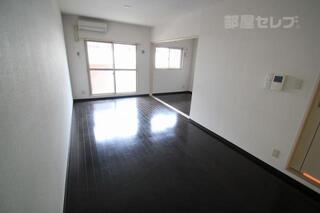 出窓もあり、明るいお部屋です。