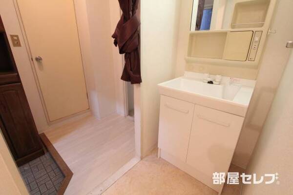 洗面台にも収納があります