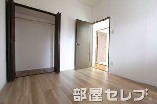 各部屋にクローゼット。他号室の写真です。
