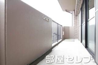 広いバルコニー。他号室の写真です。