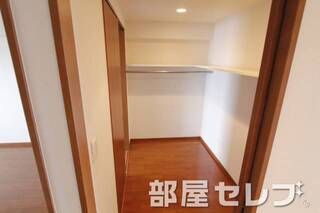 沢山の荷物が片付けられるウォークイン。