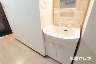 洗面台にも収納があります