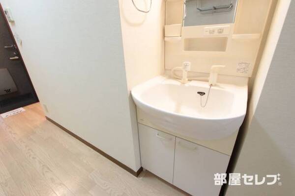 洗面台にも収納があります