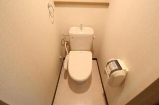 色を基調とした清潔感のあるトイレですよ。