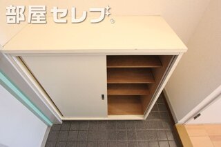 リビング側にも収納スペースあります。