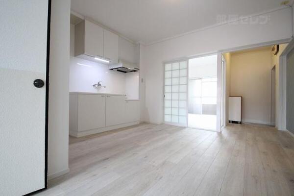 白を基調とした部屋です。