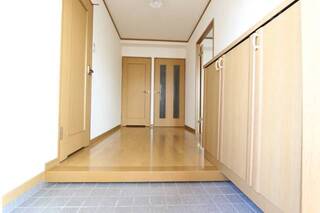 輝かしい玄関ですね。3E号室の写真です。
