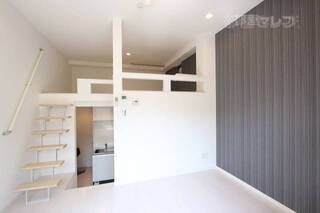 白メインの室内にオシャレな黒が素敵です