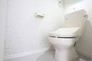 ウォシュレットつきのトイレは壁紙がオシャレ