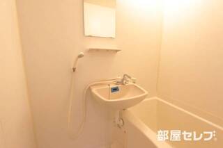 洗面台にも鏡がついてます