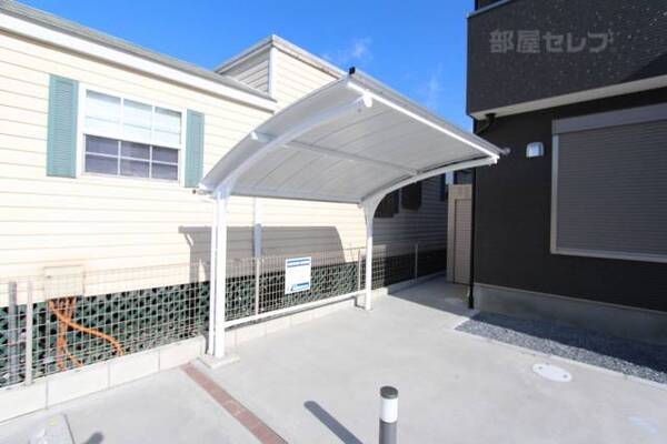 屋根付き駐車場は嬉しいですね。